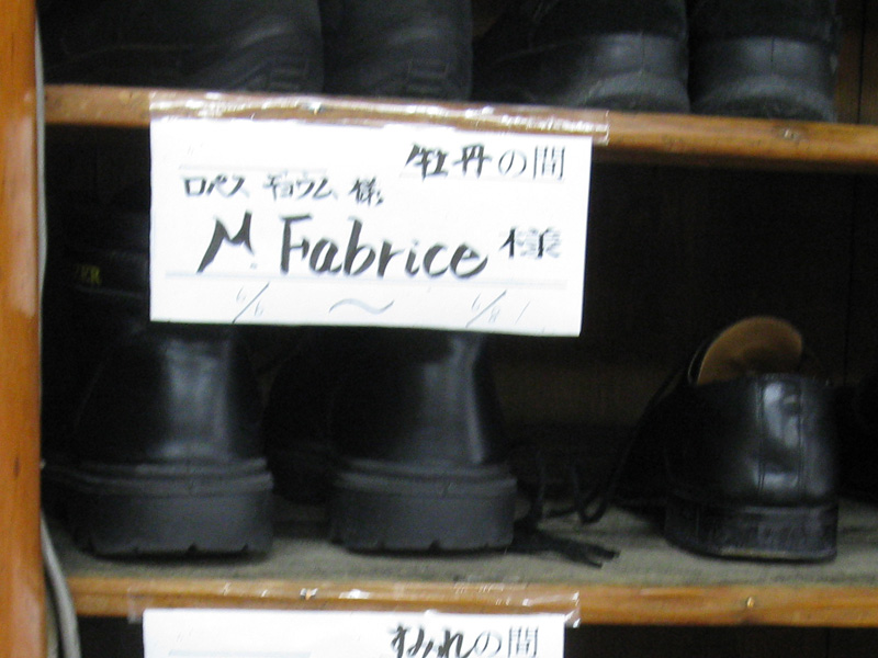 L’emplacement pour chaussures réservé à « Monsieur Fabrice »