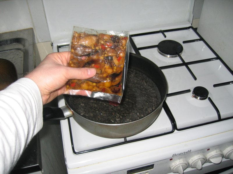 la préparation de fondue pour fruits de mer ajoutée dans l’eau
